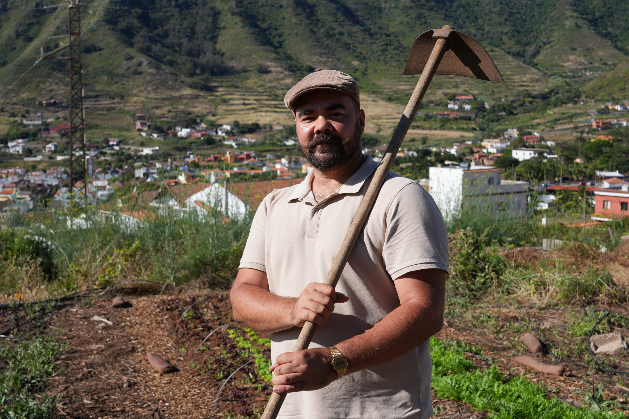 Joaquín trabajando en la huerta ecológica El Fincal en Tenerife